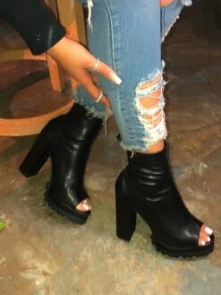 MONCLAIR21 - BLACK PU